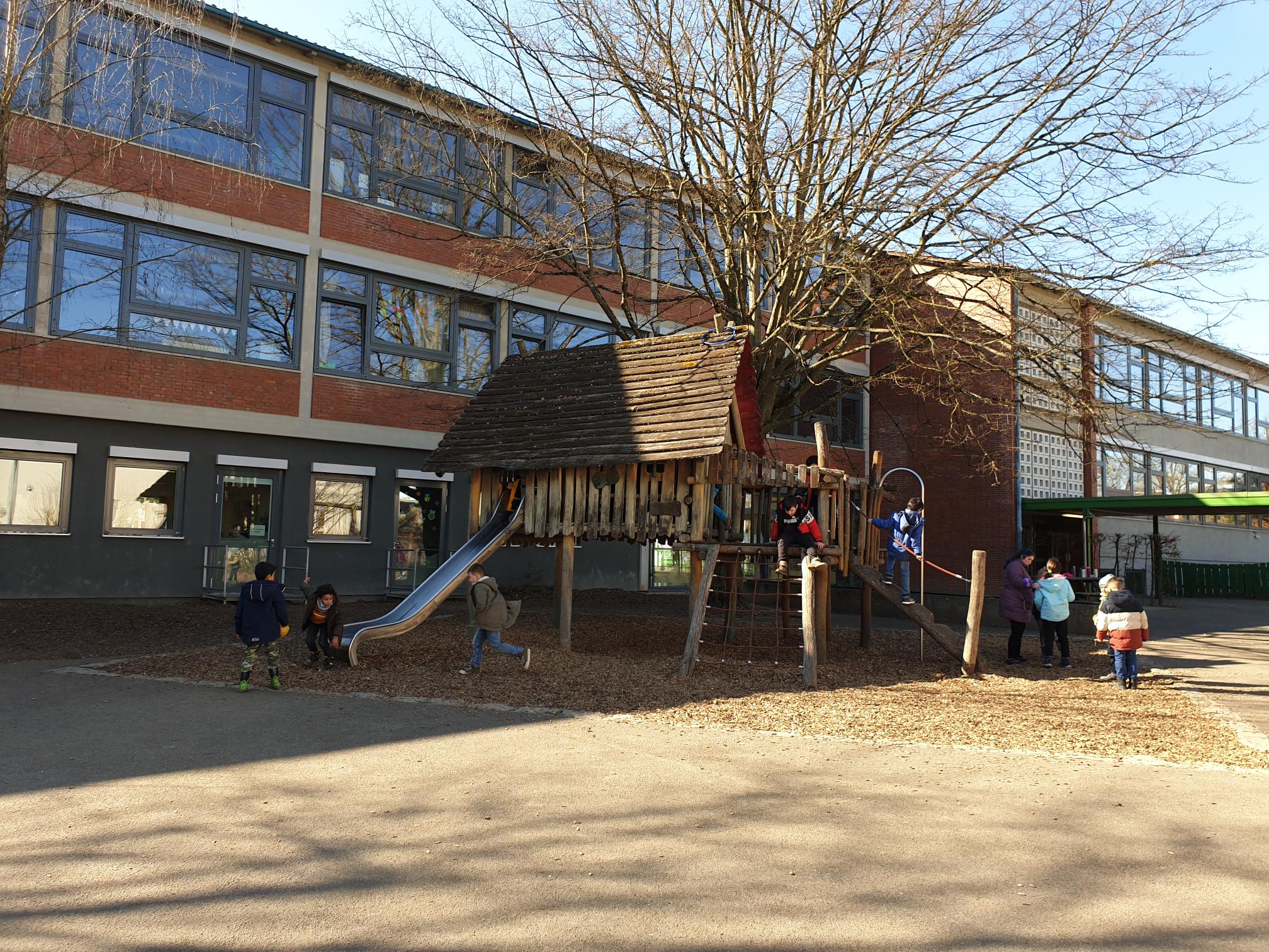 spielende Kinder Hof